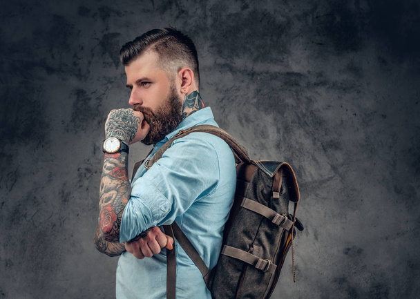 Bearded man holds urban backpack - Foto, Imagem