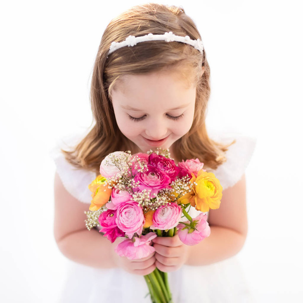 花の花束を持つ少女 - 写真・画像