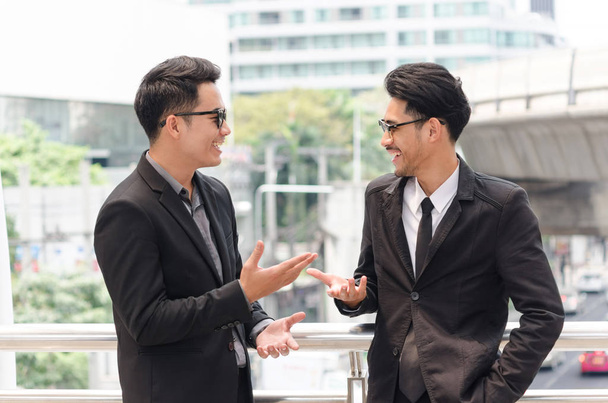 Dos hombres de negocios discutiendo con un nuevo proyecto. conceptos de negocio
. - Foto, imagen
