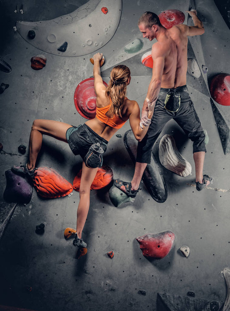 Esporte homem e mulher escalada
 - Foto, Imagem