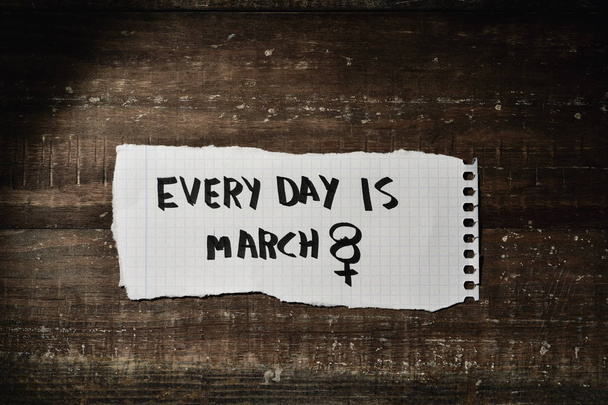 κείμενο κάθε μέρα είναι 8 Μαρτίου σε ένα κομμάτι χαρτί - Φωτογραφία, εικόνα