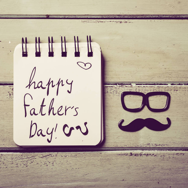 bril, snor en tekst happy fathers day - Foto, afbeelding