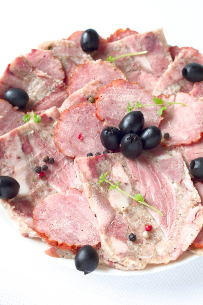 Fleisch- Aufschnitt und Oliven - Foto, imagen