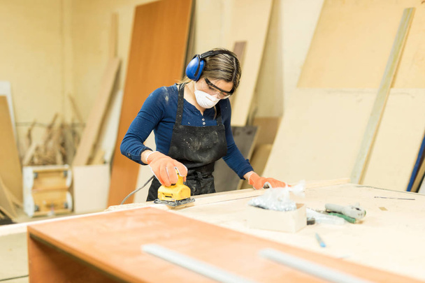 女性の大工が木材を研磨  - 写真・画像