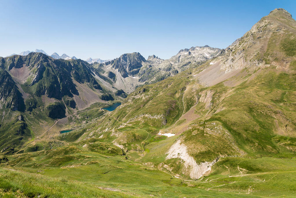 Hermosas montañas en los Pirineos
 - Foto, Imagen