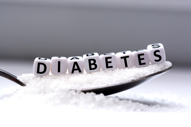 Пластикові літери бісеру правописний діабет в ложці, повній цукру
 - Фото, зображення