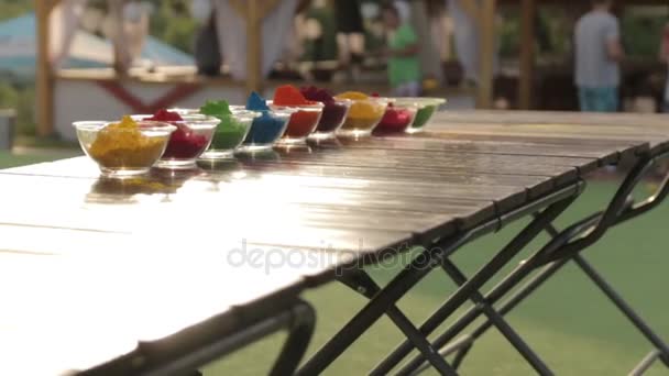 Holi pó colorido em tigelas, tiro médio 01
 - Filmagem, Vídeo