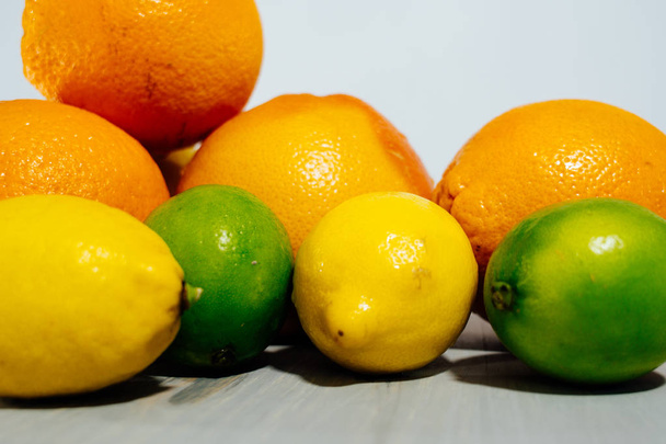 Φρούτα εσπεριδοειδών, πορτοκαλιού, λάιμ, λεμονιού, πόμελου, γκρέιπφρουτ - Φωτογραφία, εικόνα