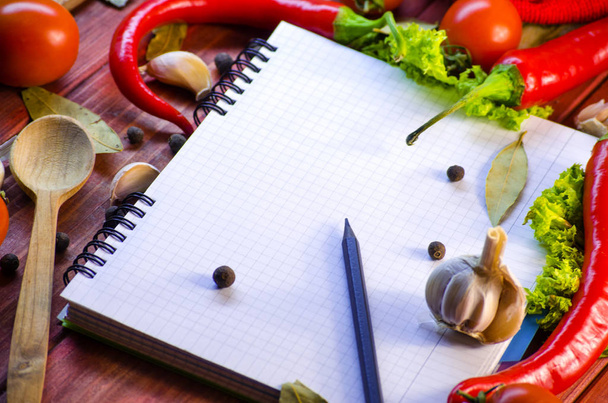 fűszerek, zöldségek, és a notebook - Fotó, kép