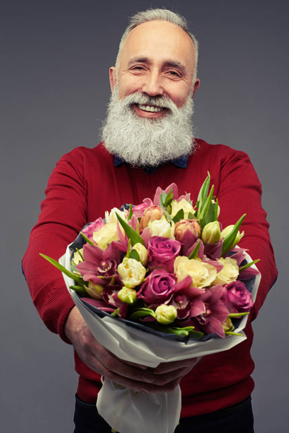 Örömmel szakállas úriember, hogy egy csokor virágot  - Fotó, kép