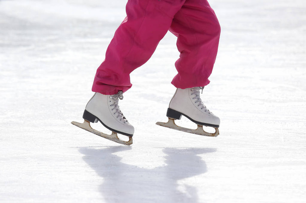 patins menina no ringue de gelo
 - Foto, Imagem