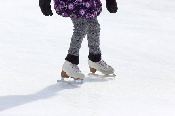 Mädchen läuft Schlittschuh auf Eisbahn - Foto, Bild