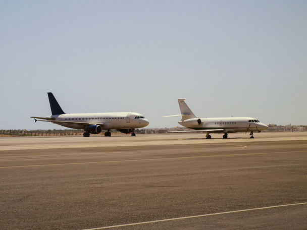 dvě letadla na přistávací dráze - Fotografie, Obrázek