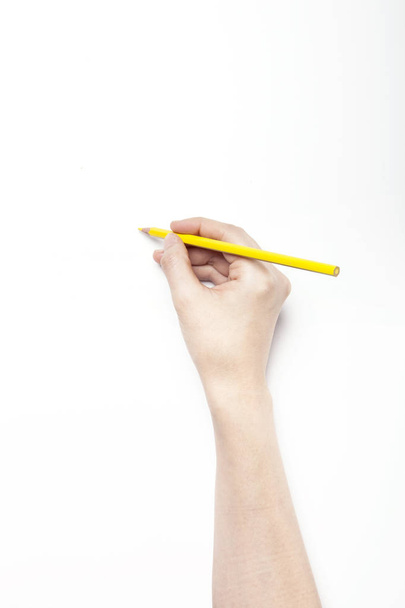 χέρι που κρατά το χρώμα μολυβιού - Φωτογραφία, εικόνα