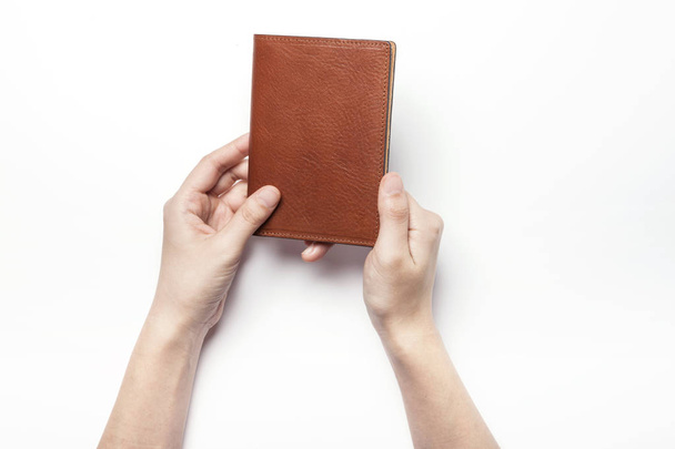 Рука держит бумажник
 - Фото, изображение