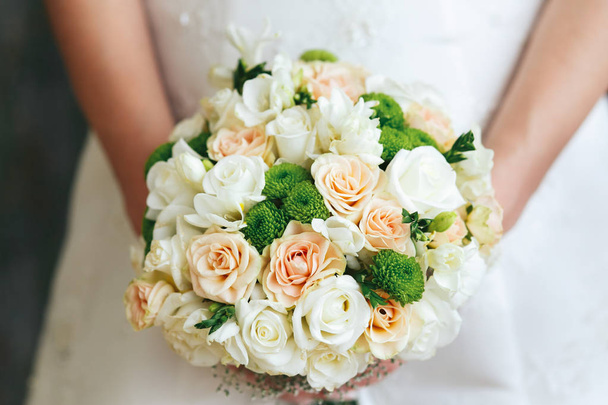 Bride holds tender wedding bouquet - Foto, Imagen