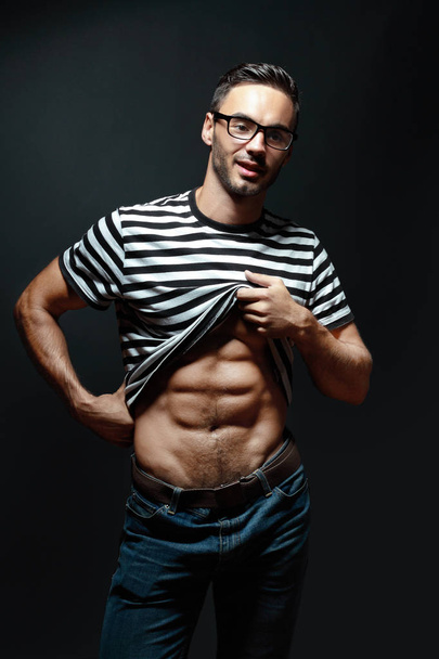 man showing abdominal muscle - Foto, Imagem
