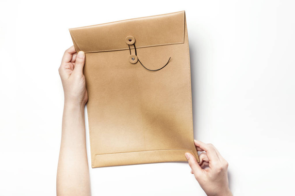 Une enveloppe en cuir marron
 - Photo, image