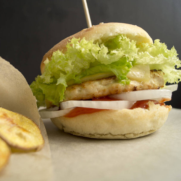 Házi csirke burger, sajt, saláta, paradicsom, hagyma - Fotó, kép