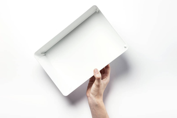 sosteniendo una caja blanca
 - Foto, Imagen