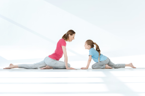 Mother and daughter exercising - Valokuva, kuva