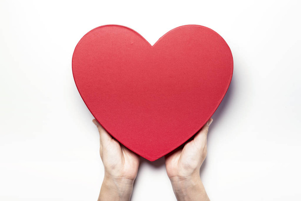 holding a heart box - Foto, imagen