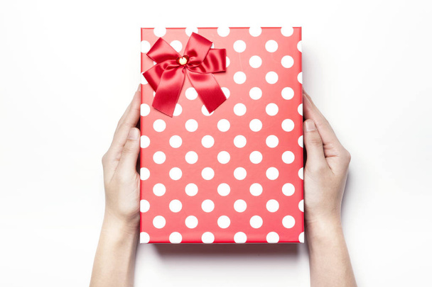 Holding egy piros ajándék doboz - Fotó, kép