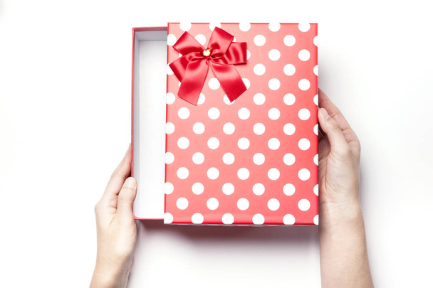 bir kırmızı hediye kutusu holding - Fotoğraf, Görsel