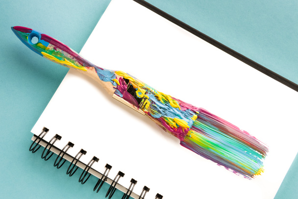 borstel en kleurrijke penseelstreek - Foto, afbeelding