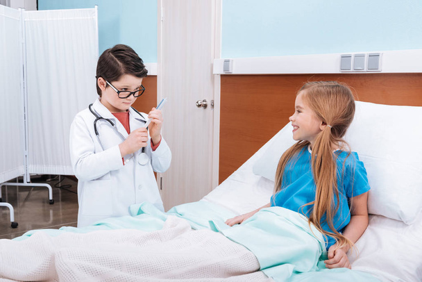 Kinderen spelen arts en patiënt   - Foto, afbeelding