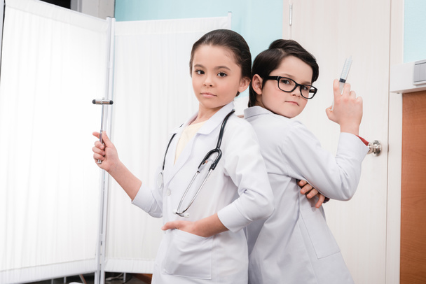 Kids playing doctors - Foto, afbeelding