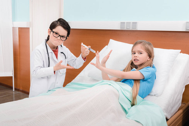 enfants jouant médecin et patient
   - Photo, image