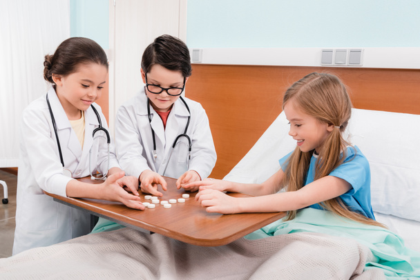Дети играют в доктора и пациента
   - Фото, изображение