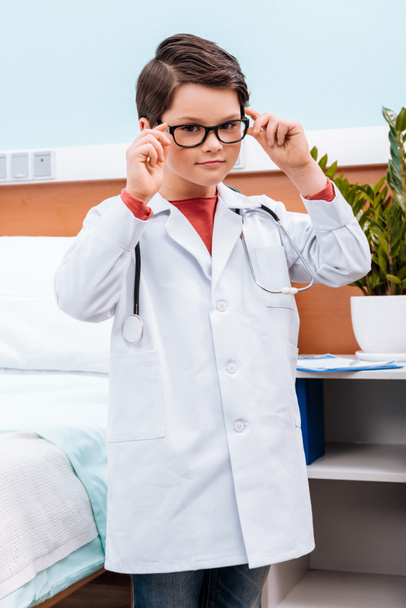 Boy in doctor costume   - Foto, afbeelding