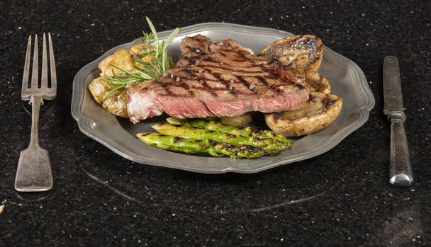 steak chřest brambory a houby na dřevěné desce - Fotografie, Obrázek