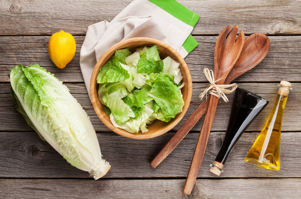 新鮮な健康的なロメイン レタスのサラダ - 写真・画像