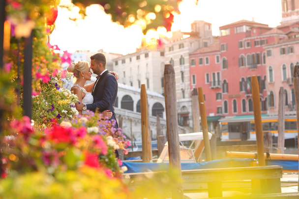 groom and bride kissing in Venice - Foto, Bild