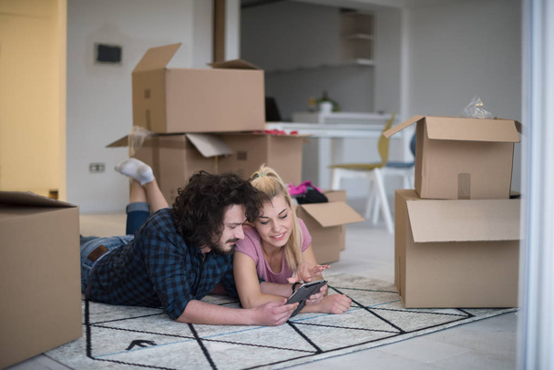 Young couple moving in new flat - Foto, Imagen