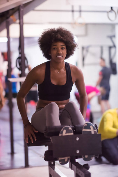 black woman doing sit ups at the gym - Fotó, kép
