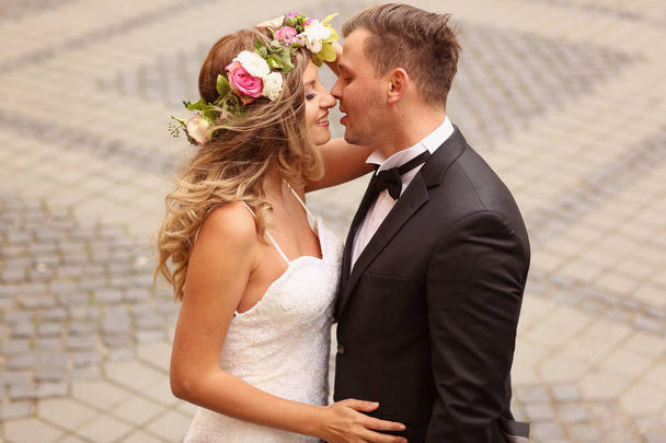 bride and groom kissing - Foto, Imagen