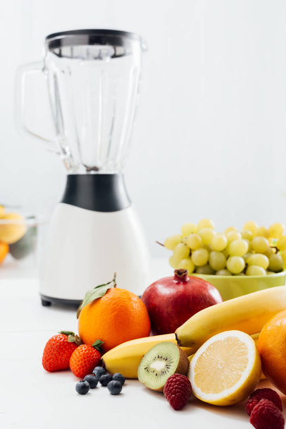 Blender and fresh fruit - Valokuva, kuva