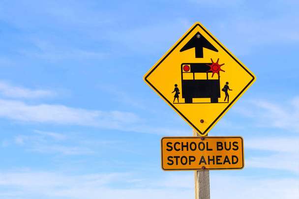Bir okul otobüsü closeup durdurmak mavi gökyüzü karşı ileri işareti - Fotoğraf, Görsel