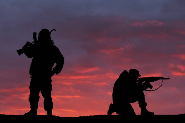Due silhouette di un soldato su uno sfondo bellissimo
 - Foto, immagini