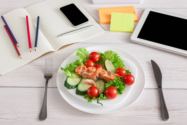 Almuerzo de negocios saludable bocadillo en la oficina, ensalada de verduras vista superior
 - Foto, imagen