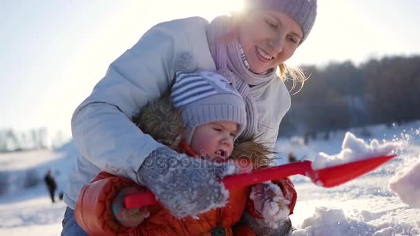 Fille joue avec bébé au soleil en hiver. Tenant sur les mains
 - Séquence, vidéo