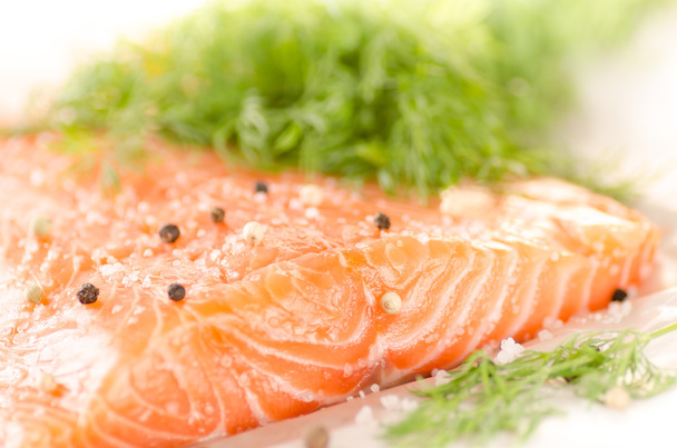 Filete de salmón fresco con especias sobre papel de hornear
 - Foto, Imagen
