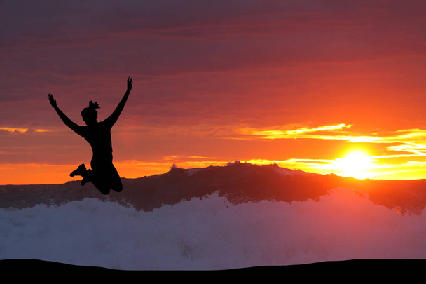 kaunis siluetti tyttö hyppäämällä auringonlaskun aikaan
 - Valokuva, kuva