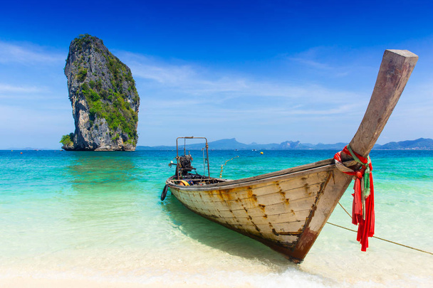 Thailand Sommerreise Meer, thailändisches altes Holzboot am Meer Strand krabi phi phi insel phuket . - Foto, Bild