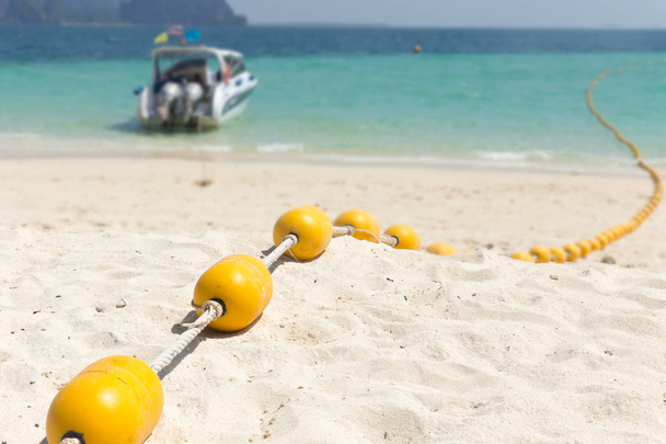 Sárga bójákkal, úszás biztonsági zóna elválasztó-tenger partján. - Fotó, kép