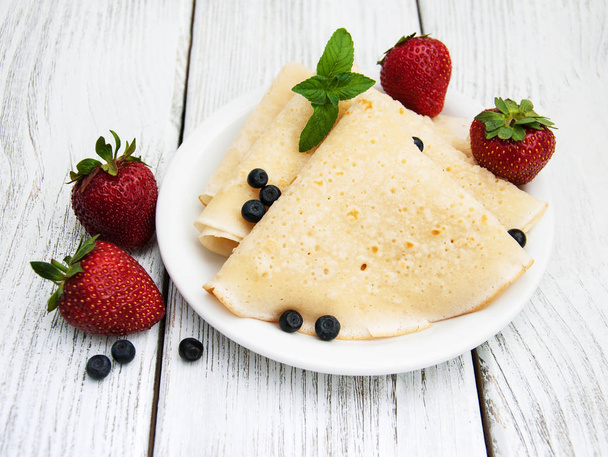 crepes with strawberries and blueberries - Φωτογραφία, εικόνα